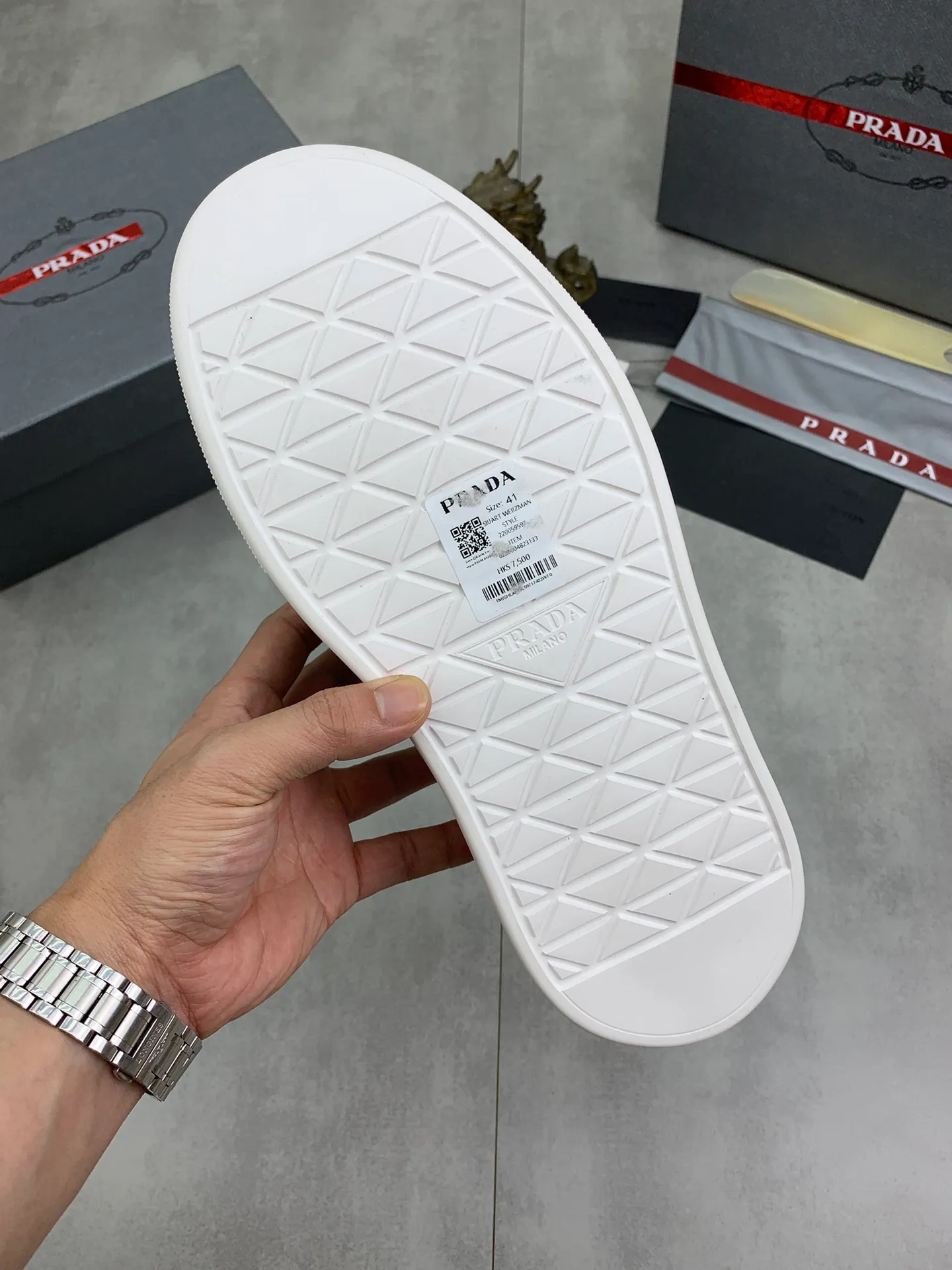 Men's Men's Shoes💰P560💰【New Style】 The latest model of high-quality PRADA classic men's shoes has been launched on the official website in 1:1 replica, synchronized in Hong Kong counters and on the same catwalk; all made of calfskin ➕Imported cowhide lining, 🍡🍡original rubber outsole 1:1 non-slip and wear-resistant; comfortable to wear, attractive style, fine workmanship, and simple and neat shoe last, showing a man's courage and toughness, 👍Number 38 to 44 (45 can be customized) 4⃣️colors🉑️ to choose from